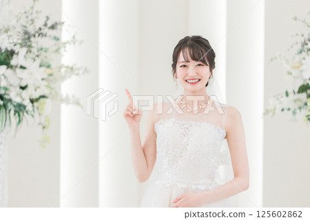 Bride in a wedding dress in the chapel 125602862