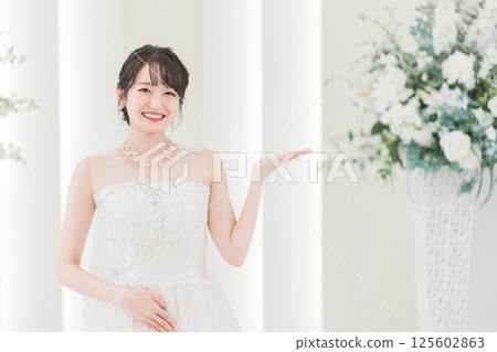 Bride in a wedding dress in the chapel 125602863