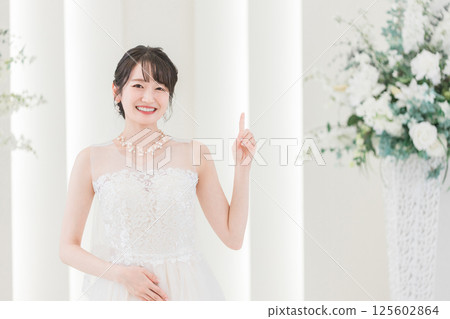 Bride in a wedding dress in the chapel 125602864
