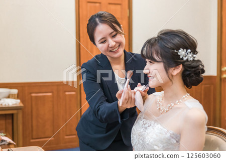 Bride / bride preparing for wedding ceremony / reception in bride's room / waiting room (hair and makeup rehearsal) Bride / bride preparing for wedding ceremony / reception in bride's room / waiting room (hair and makeup rehearsal) 125603060