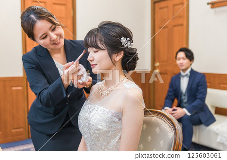 Bride / bride preparing for wedding ceremony / reception in bride's room / waiting room (hair and makeup rehearsal) 125603061