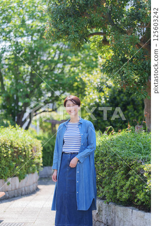 一個微笑的中年婦女 125603242