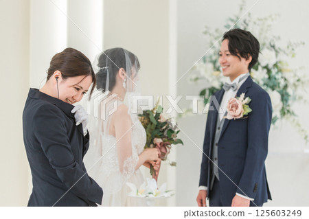 在婚禮大廳和酒店擔任婚禮策劃師、伴娘、服務員和酒店經營者的女性 在婚禮大廳和酒店擔任婚禮策劃師、伴娘、服務員和酒店經營者的女性 125603249