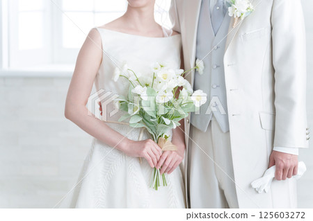 Bride and groom having a wedding Bride and groom having a wedding 125603272