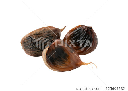 Black garlic on transparent background (png) 125603582