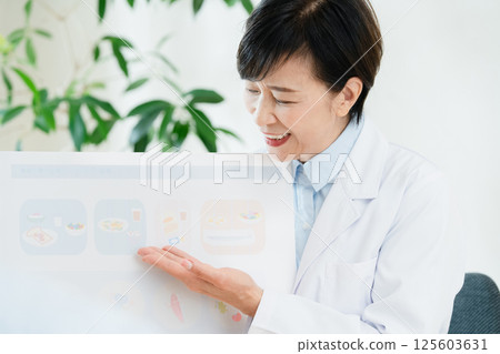 Registered dietitian who gives dietary guidance Registered dietitian who gives dietary guidance 125603631