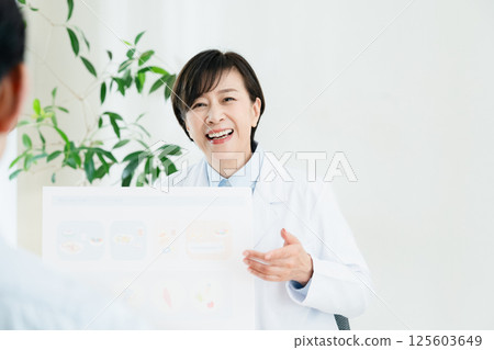 Registered dietitian who gives dietary guidance 125603649