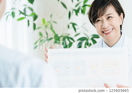 Registered dietitian who gives dietary guidance 125603665