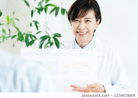 Registered dietitian who gives dietary guidance Registered dietitian who gives dietary guidance 125603669