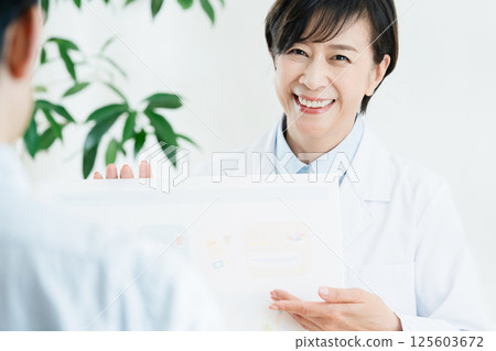 Registered dietitian who gives dietary guidance 125603672