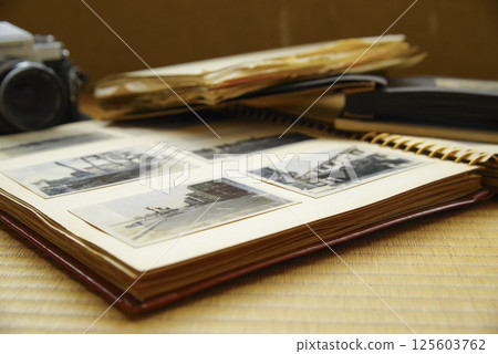 Image of sorting out belongings before death and sorting out belongings after death 125603762