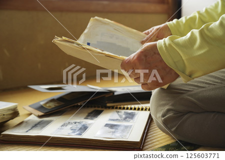 一位老人在整理行李時回憶往事 125603771