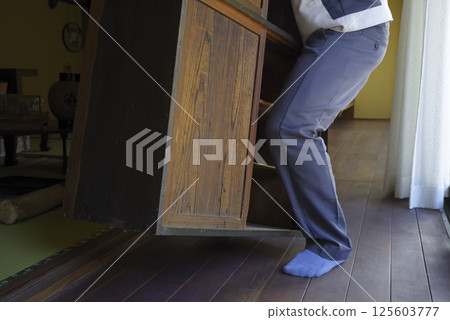 一名男子在父母家中佈置家具 一名男子在父母家中佈置家具 125603777
