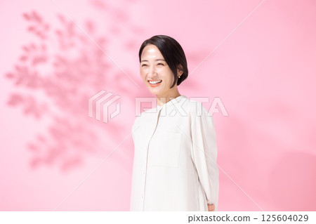 Female portrait 125604029