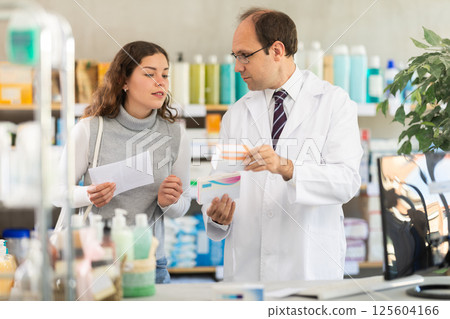Pharmacist gives woman buyer prescription pills 125604166