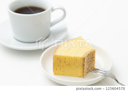 白色背景的咖啡與年輪蛋糕 白色背景的咖啡與年輪蛋糕 125604578