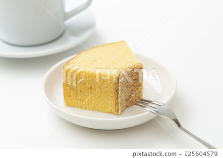 白色背景的咖啡與年輪蛋糕 白色背景的咖啡與年輪蛋糕 125604579