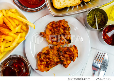 Traditional turkish food Izgara tavuk Traditional turkish food Izgara tavuk 125604870