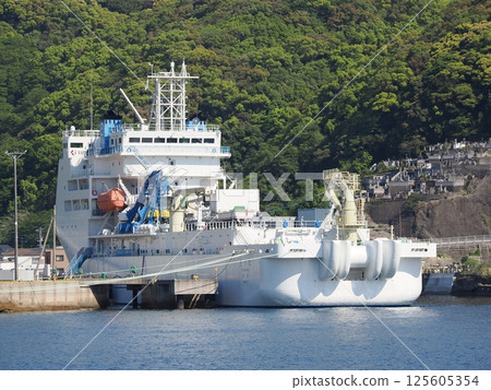 Submarine cable laying ship Submarine cable laying ship 125605354