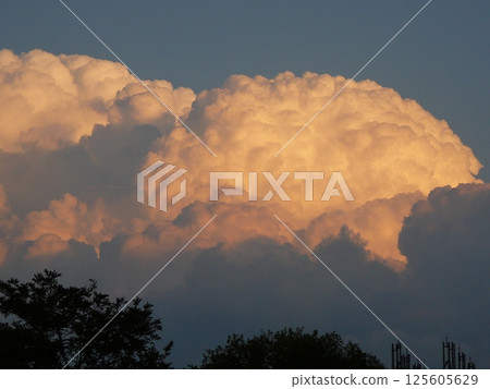 夕陽照亮的積雨雲 夕陽照亮的積雨雲 125605629