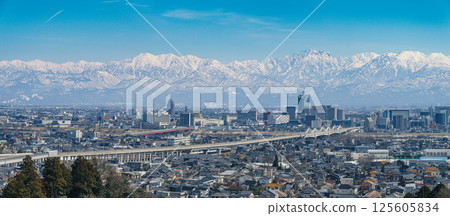 富山市和立山山脈的景色 125605834