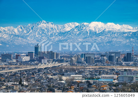 富山市和立山山脈的景色 富山市和立山山脈的景色 125605849