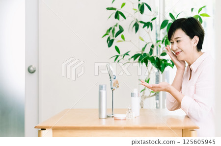 Women who care for the skin 125605945