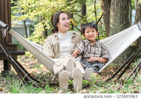 Family/family playing in a hammock at a campsite (outdoor/travel/leisure/picnic) Family/family playing in a hammock at a campsite (outdoor/travel/leisure/picnic) 125605963