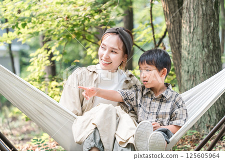Family/family playing in a hammock at a campsite (outdoor/travel/leisure/picnic) 125605964