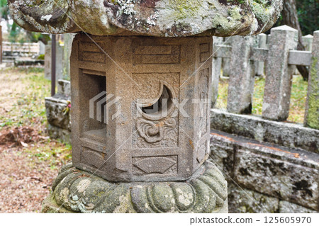 京都府宮津市天橋立神社(橋立明神)的石燈籠 京都府宮津市天橋立神社(橋立明神)的石燈籠 125605970