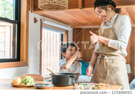 一家人住在平房或小屋裡，一起享受做飯的樂趣（家庭旅行/豪華露營） 125606093