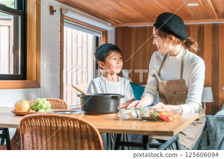 Family staying in a bungalow/cottage and preparing meals together (family trip/glamping) Family staying in a bungalow/cottage and preparing meals together (family trip/glamping) 125606094