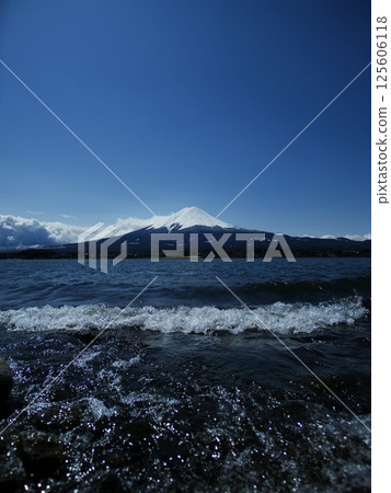Fuji through the sound of the waves 125606118