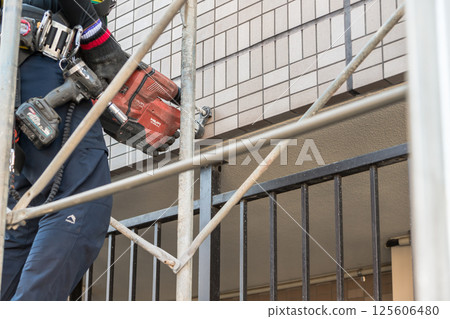 [Scaffolding construction drill for large-scale apartment building repair work] 125606480