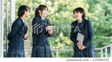 Middle school students, high school students, and female high school students walking through the school building with smiles (going to school, going home, commuting to school) 125606581