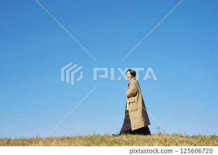 Woman, middle age, walking, whole body 125606720