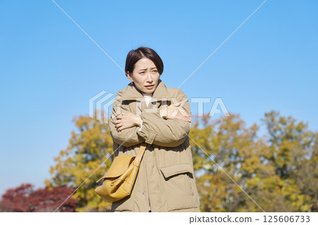Middle-aged woman freezing outside 125606733