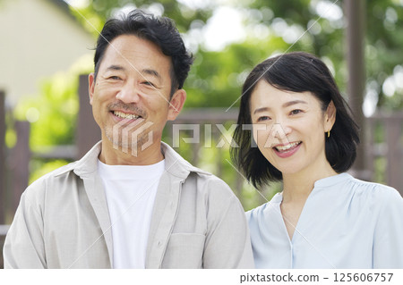 戶外中年夫妻肖像 125606757