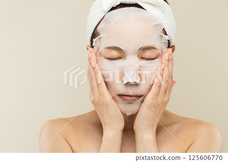 A woman doing a face pack 125606770