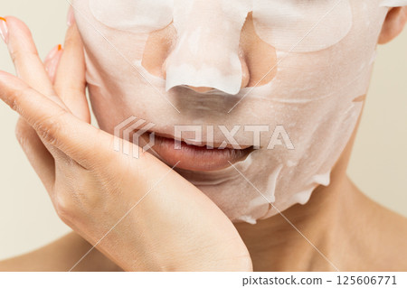 A woman doing a face pack 125606771
