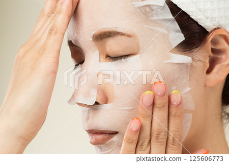 A woman doing a face pack 125606773