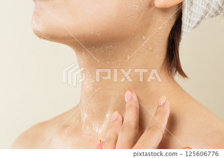 女人脖子上出了很多汗 125606776