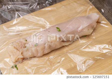 雞肉火腿的製作工序:雞胸肉搥打、拉伸、捲製、熟透。 雞肉火腿的製作工序:雞胸肉搥打、拉伸、捲製、熟透。 125607151