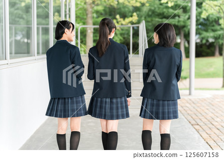 Elementary school, junior high school, and high school students going to and from school (from behind, no faces) 125607158