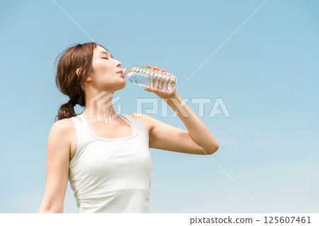 女性運動時喝水(防中暑、補水、礦泉水) 女性運動時喝水(防中暑、補水、礦泉水) 125607461