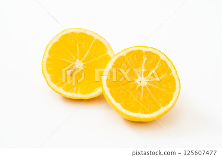 白色背景上令人耳目一新的湘南金 125607477