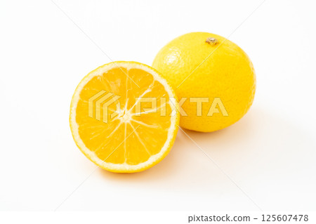 白色背景上令人耳目一新的湘南金 白色背景上令人耳目一新的湘南金 125607478