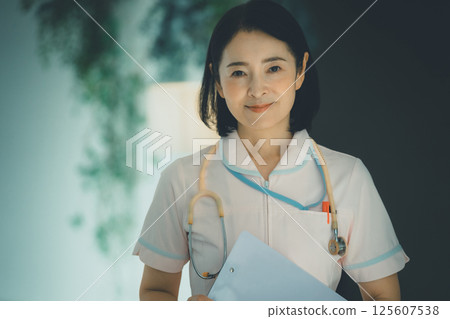 Nurse in her 50s 125607538
