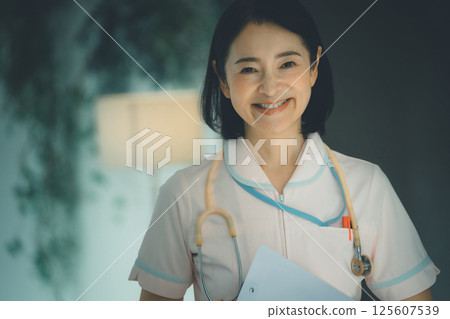 Nurse in her 50s 125607539
