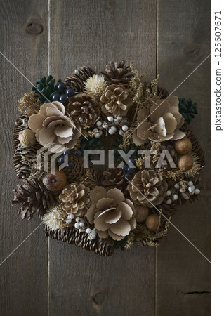 Christmas wreath on a wooden wall 125607671